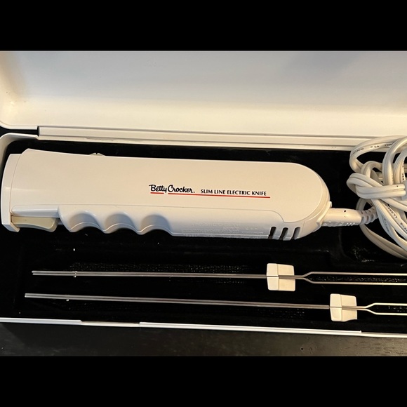 Betty Crocker Slim Line Electric Knife includes 2 Sets blades and Case - Picture 2 of 6